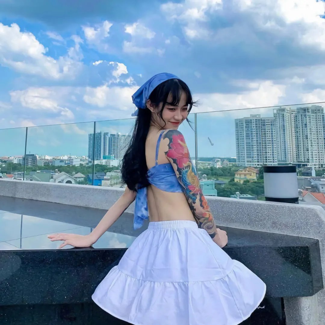 坐在酒吧里吃蛋糕